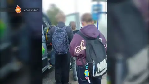 Все дети в транспорт не влезают: в Огре из-за маленького автобуса школьники остаются на остановке