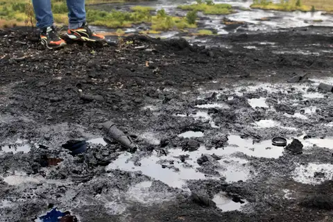 30 километров побережья в нефти: власти Вентспилса заговорили о катастрофе государственного масштаба