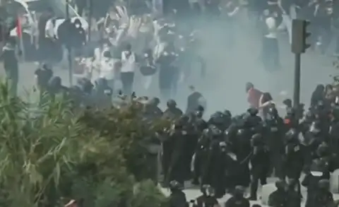 Школьный протест во Франции превратился в уличную войну: на улицы вышли четверть миллиона человек