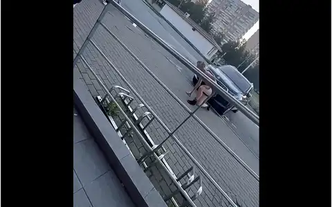 Вызвали скорую, посоветовали одеться: в Плявниеках нетрезвый парень устроил раздевание на улице