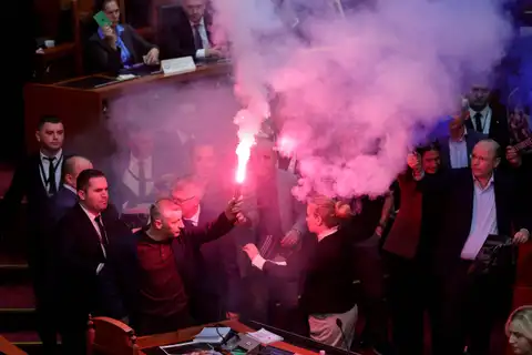 Потасовка в парламенте Албании: оппозиционные депутаты вышли с файерами