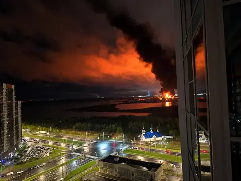 Удар по Санкт-Петербургу: пожары на нефтяных объектах, повреждены центр «ВКонтакте» и склад Ozon