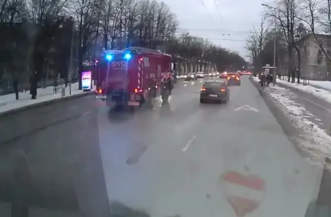 Штраф за добрый поступок! Водитель помог пожарным и оказался виноват (Видео)