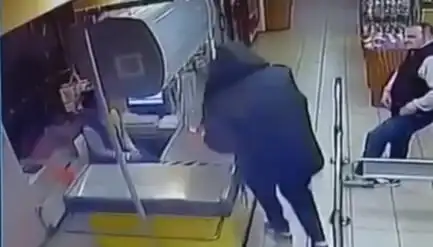 Ворвался с топором и разнес кассу: шокирующие кадры из магазина (ВИДЕО)