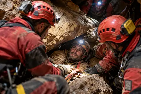 27 часов заживо под камнями! В Италии 60 спасателей всю ночь пробивались к человеку в пещере