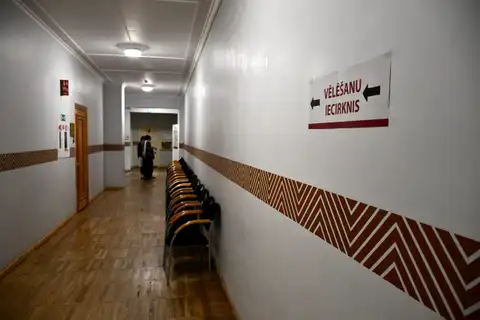 «Комментировал по-русски и грубо высказывался о латышском языке»: полиция возбудила 7 дел о поведении на выборах