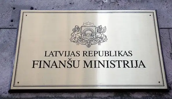 Krimināllietu par strādnieka nokrišanu no FM ēkas jumta turpinās iztiesāt pavasarī