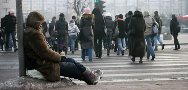 «Я все делаю на ощупь». Бездомный поселился в туннеле под домом и пугает жителей Болдераи