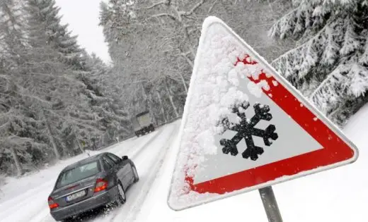 Otrdienas rītā apgrūtināta braukšana pa gandrīz visiem galvenajiem autoceļiem Latvijā