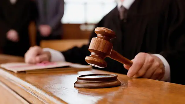 Kriminālprocesā par iespējamu krāpšanu tiesu izpildītājam Veinbergam piemērots aizdomās turētā statuss
