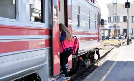 «Температура в вагоне больше 30 градусов!» — пассажиры жалуются, что в поезде жарко, как в бане