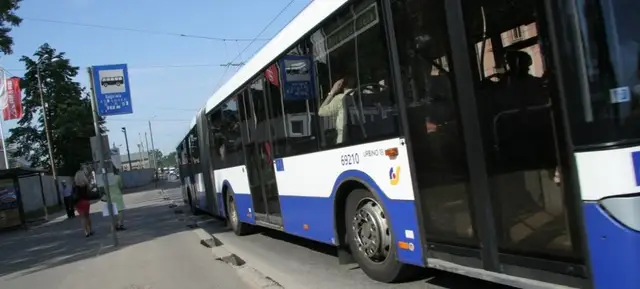 «Пошла на ***»: на просьбу говорить по-латышски водитель автобуса обругал женщину русским матом