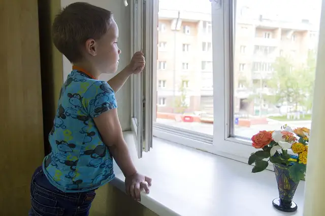 Šovasar NMPD mediķi piecas reizes steigušies pie bērniem, kuri izkrituši pa logu