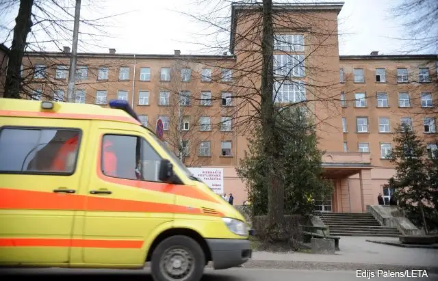 Pēc lietusgāzēm Stradiņa slimnīcā applūdusi nodaļa, pārvietoti 32 pacienti