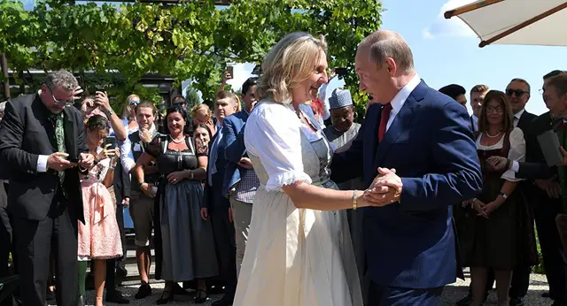 Танцевавшая с Путиным австрийский министр покинула Австрию из-за угроз