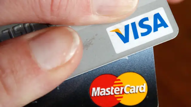Visa и Mastercard блокируют карты для россиян
