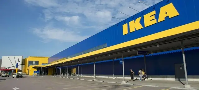 «IKEA» arī pēc darba atsākšanas klātienē turpinās piedāvāt bezontakta saņemšanu attālināti iegādātām precēm