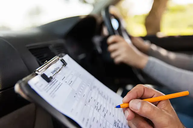 Sievietei piemēro piespiedu darbu un 10 000 eiro sodu par mēģinājumu vadīšanas eksāmenu nokārtot reibumā