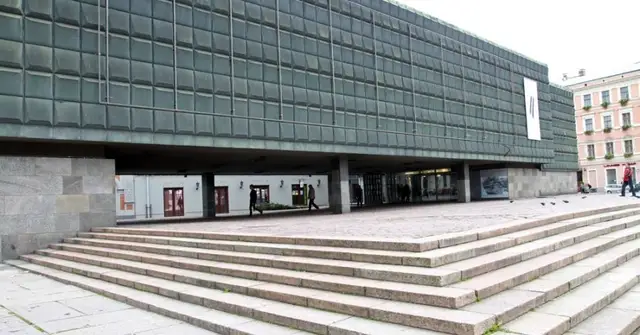 Naktī Okupācijas muzeja telpā iemests degmaisījums