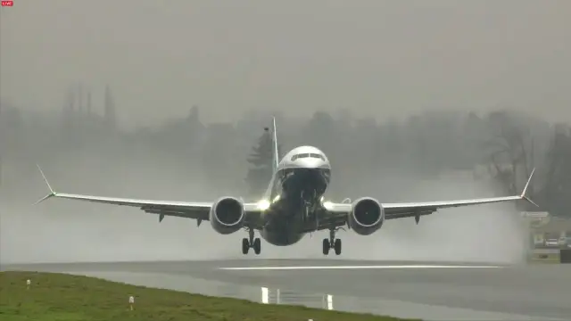 Новая авария с Boeing: на взлете самолет потерял колесо шасси
