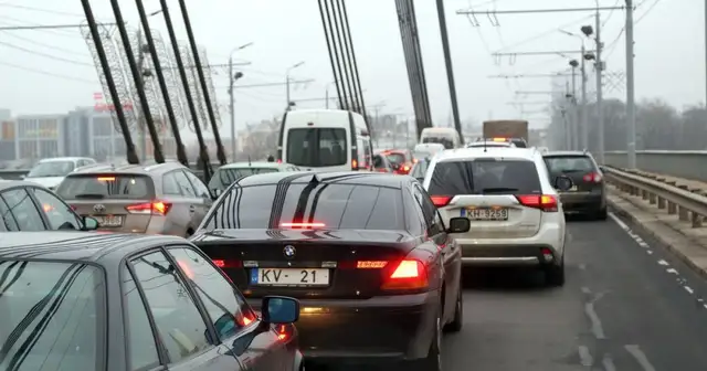 Рига встала в пробках: закрытая набережная и ДТП на мосту