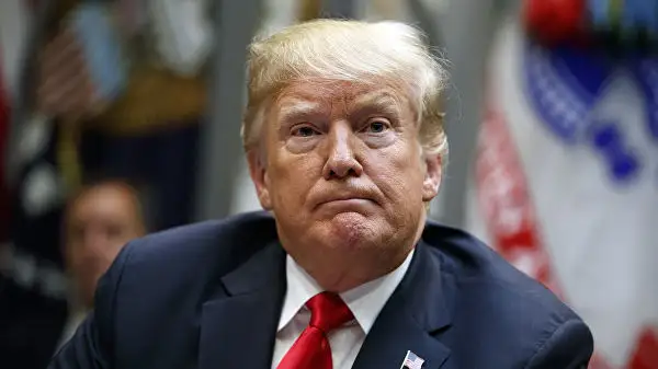 В Трампа бросили телефон во время выступления (видео)