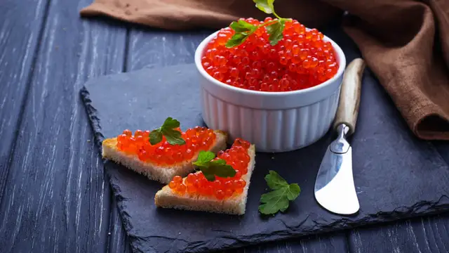 По вкусу и виду как натуральная: что нам продают под видом икры?