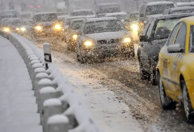 Šorīt daudzviet Latvijā autoceļi slideni un sniegoti