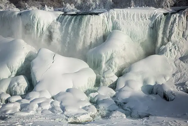 Как в сказке: замерзла часть Ниагарского водопада (ФОТО, ВИДЕО)