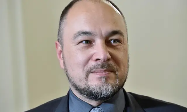 Пока подруга Парадниекса сидит с грудным ребенком, он с женой на эротическим спектакле: СМИ