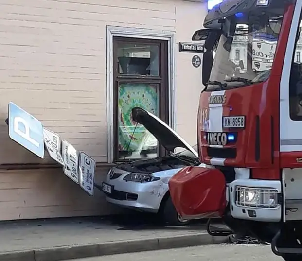 Автомобиль в центре Риги въехал в стену дома