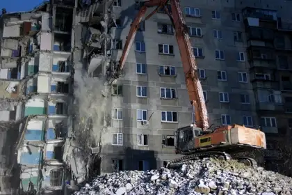 Обрушившийся из-за взрыва дом в Магнитогорске загорелся