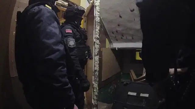 Вызвали спецназ: пьяный мужчина угрожал застрелить женщину