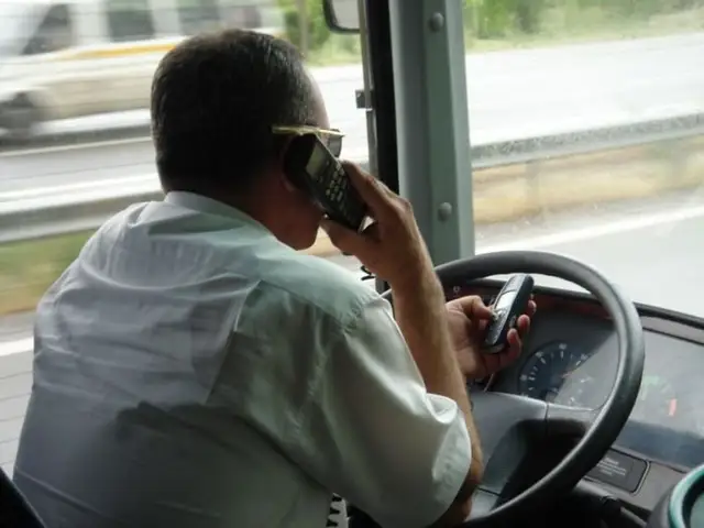 Aptauja: Latvijā 77% autovadītāju izmanto mobilo telefonu pie stūres
