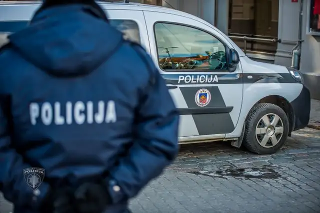 Pēc vairāku stundu slēpšanās mežā Rēzeknes novadā aiztur vīrieti ar vairākiem nereģistrētiem šaujamieročiem īpašumā