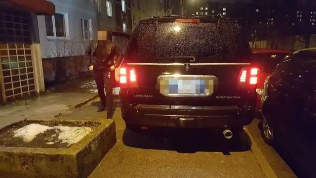 Припарковался: водитель на внедорожнике с литовскими номерами зацепил несколько автомобилей (видео)