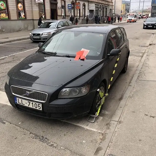 В центре Риги на платной парковке оставили машину. Штраф уже — 1100 евро!