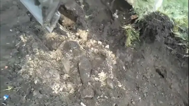 Экскаваторщик в Шкиротаве выкопал мину времен Второй мировой войны. ВИДЕО