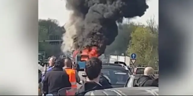 Водитель школьного автобуса в Италии поджег его вместе с детьми