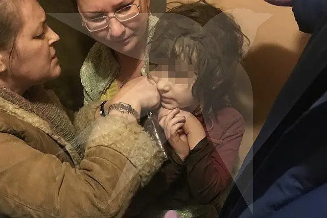 «Ребенок плакал, бился в дверь»: в Москве спасли девочку-маугли (видео)