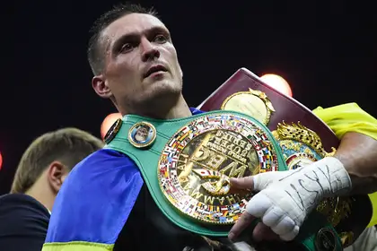 Усик в девятом раунде нокаутировал Дюбуа и сохранил чемпионские пояса
