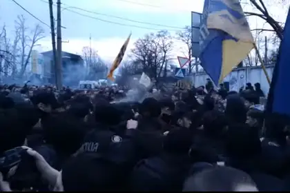 Националисты устроили беспорядки на митинге Порошенко и заставили его сбежать