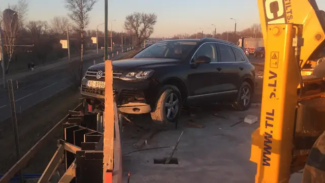 Легковой автомобиль чуть не упал с Островного моста