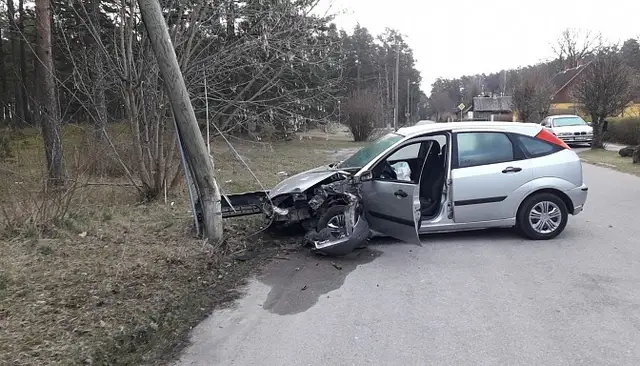 ДТП в Рое: водитель врезался в столб и сбежал с места аварии
