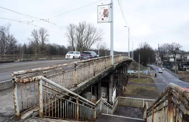 Iespējamas bīstamības dēļ uz nenoteiktu laiku sabiedriskā transporta kustībai slēdz Brasas tiltu