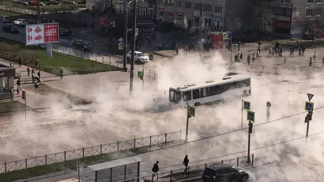 В Петербурге автобус с людьми провалился в кипяток