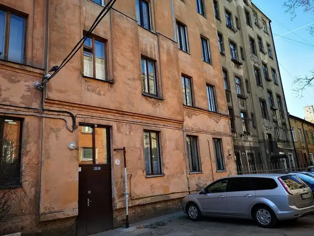 Шприцы в подъезде и секс на подоконниках: обитатели «нехорошей» квартиры в центре Риги терроризируют соседей