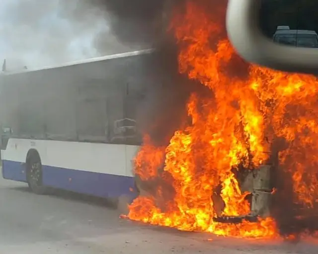 В Риге сгорел автобус “Ригас сатиксме”. ФОТО. ВИДЕО