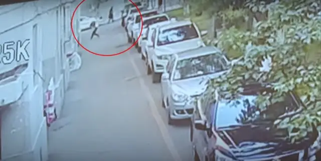Прохожий поймал упавшего с пятого этажа ребенка. ВИДЕО