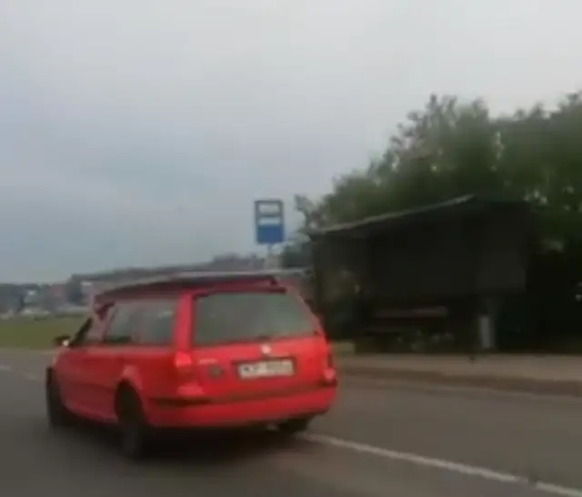 Главное правильно закрепить груз. Очевидцев повеселило уведенное под Валдлаучи. ВИДЕО